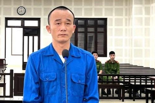 Vác dao chém bố người yêu vì bị nhắn tin chia tay