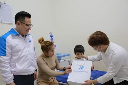 'Sinh viên 5 tốt' thăm, tặng quà cho bệnh nhi tại Sơn La