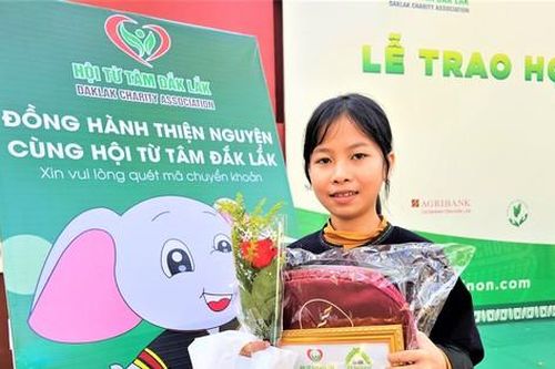 Hàng trăm suất học bổng tiếp sức trò nghèo học giỏi Đắk Lắk