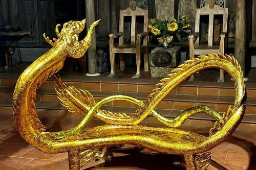 Chiêm ngưỡng ghế rồng dát 2.500 lá vàng giá 2 tỷ đồng
