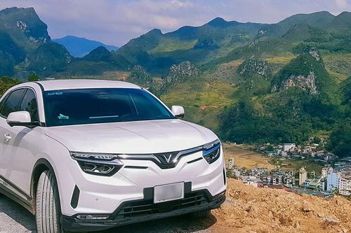 Cố lao xe qua hòn đá, chủ xe chịu thiệt hại nặng