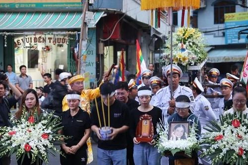 Nghẹn ngào nước mắt đưa tiễn diễn viên Thanh Hoa