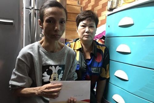 Trao hơn 33 triệu đồng đến góa phụ bị suy thận giai đoạn cuối