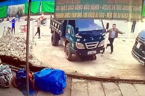 Điều tra vụ xe tải tông nam thanh niên ngồi bên đường ở Thanh Hóa