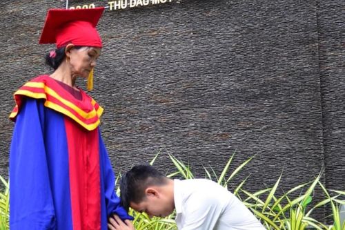 Chàng trai Quảng Ngãi quỳ lạy mẹ trong ngày tốt nghiệp thạc sỹ