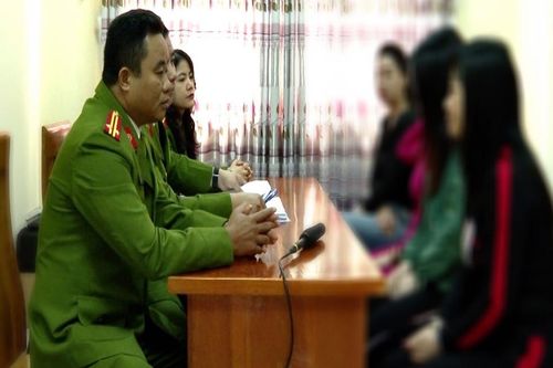 Bắt quả tang 3 đôi nam nữ đang mua bán dâm trong nhà nghỉ ở Hòa Bình