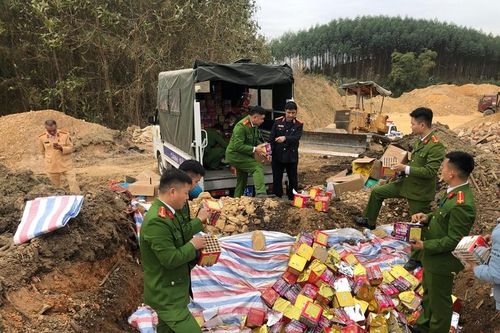 Kiểm sát việc tiêu hủy hơn 1 tấn pháo nổ trái phép