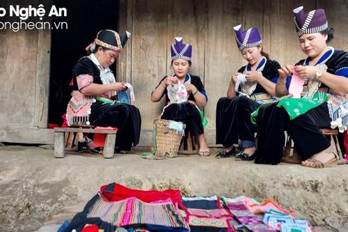 Làng thêu ren nơi 'cổng trời' tất bật với đơn hàng cuối năm