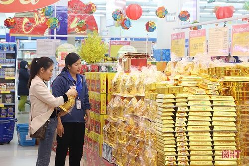 Hàng tết 'đua nhau' lên kệ ở Hà Tĩnh