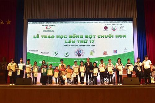 Tiếp sức cho học sinh khó khăn tại Đắk Lắk vươn lên