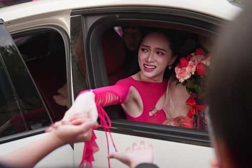 Hương Giang hớt hải chạy ra về sau show diễn, có hành động đặc biệt với fan