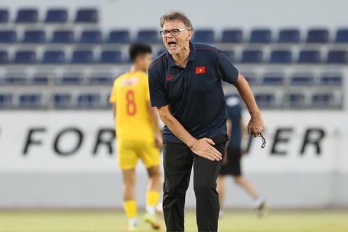 HLV Troussier có sự khởi đầu kém xa HLV Park Hang Seo: Đắt chưa xắt ra miếng