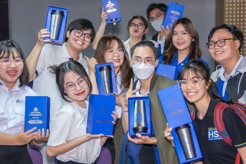 Sinh viên hào hứng nhận quà Tết, xúc động khi đọc thiệp viết tay từ các thầy cô