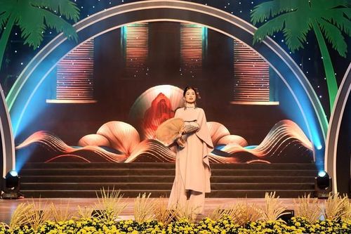 Hoa hậu Nguyễn Thanh Hà đấu giá tranh gây quỹ thiện nguyện cho Bến Tre