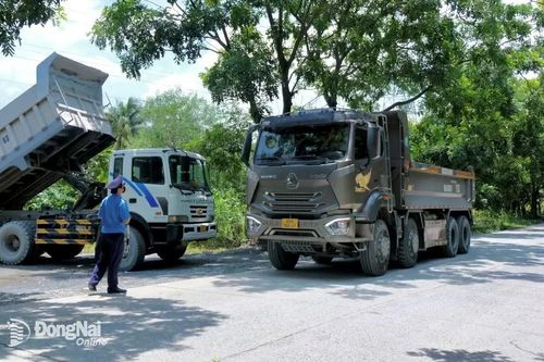 Từ ngày 15-2, việc xếp hàng hóa trên xe tải, xe đầu kéo sẽ theo quy định mới