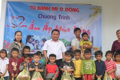 Tặng 163 suất quà cho học sinh nghèo xã Pờ Tó