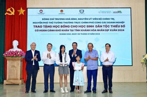 Đoàn công tác của nguyên Phó Thủ tướng Thường trực Chính phủ Trương Hòa Bình: Tặng 510 suất học bổng cho học sinh Khánh Hòa có hoàn cảnh khó khăn
