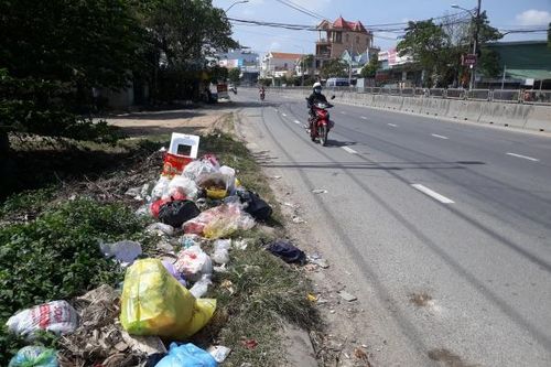 Bỏ rác bừa bãi bên đường