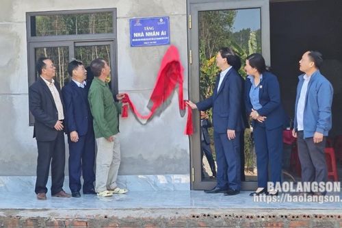 Bàn giao nhà nhân ái cho hộ có hoàn cảnh khó khăn tại huyện Đình Lập