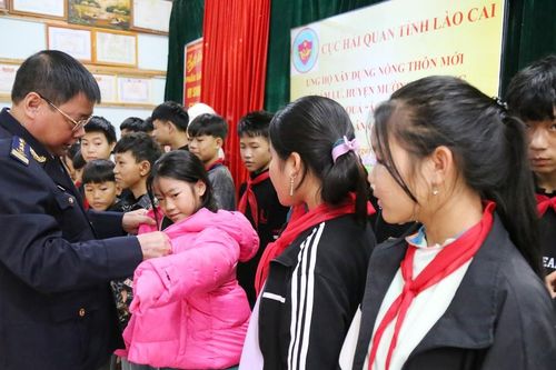 Cục Hải quan Lào Cai tặng áo ấm cho học sinh xã Nấm Lư (Mường Khương)