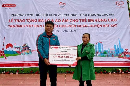 Nhiều phần quà trao tặng học sinh xã Phìn Ngan