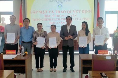 Trao quyết định trúng tuyển cho 6 bác sĩ theo chính sách thu hút nguồn nhân lực