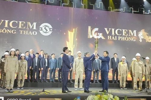 VICEM chuyển lửa truyền thống từ đất Tổ vua Hùng