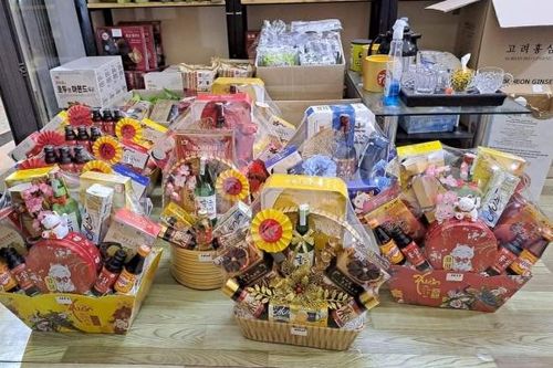 Tết Giáp Thìn 2024: Giỏ quà Tết 'bình dân' lên ngôi