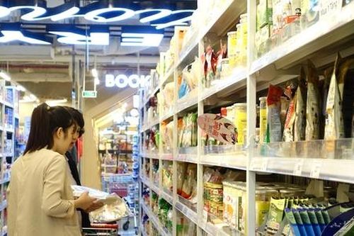 'Cuộc đua' siêu thị khuyến mại mùa Tết 2024, nhiều mặt hàng được giảm giá tới 80%