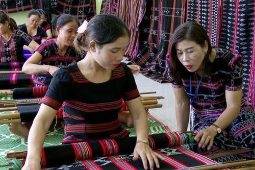 Đồng bào Tà Ôi 'giữ hồn' thổ cẩm