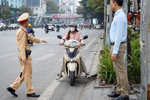Tùy tiện đi ngược chiều, hàng loạt tài xế bị lập biên bản