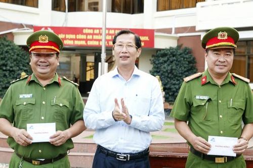 Trao thưởng đột xuất 2 đơn vị khám phá nhanh vụ án giết người
