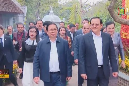 Thủ tướng và Phu nhân Việt Nam - Lào dạo bờ hồ