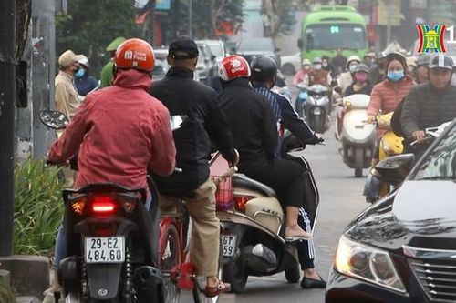 Xử phạt loạt xe máy đi ngược chiều trên phố Tây Sơn