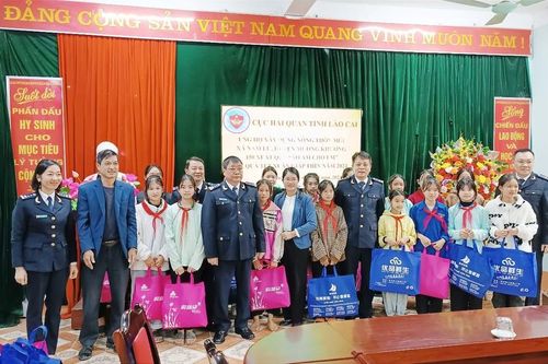 Cục Hải quan Lào Cai tặng 150 áo ấm cho học sinh vùng cao Nấm Lư