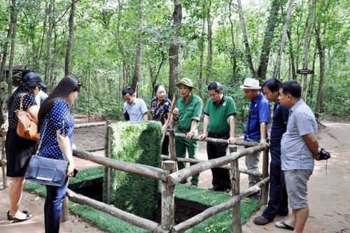 Khám phá địa đạo Củ Chi