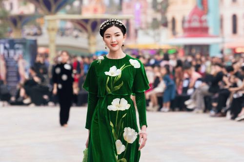 Lương Thanh, Lê Thu Trang khoe sắc với áo lụa Việt
