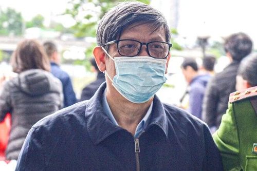 Luật sư: Cựu Bộ trưởng Y tế gần như mất thị lực mắt trái do mất ngủ chống dịch