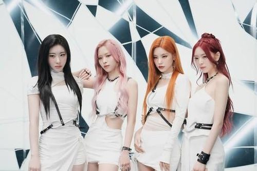 ITZY tái xuất với 'UNTOUCHABLE': Nhạc dễ ngấm nhưng thiếu một điều làm fan hụt hẫng