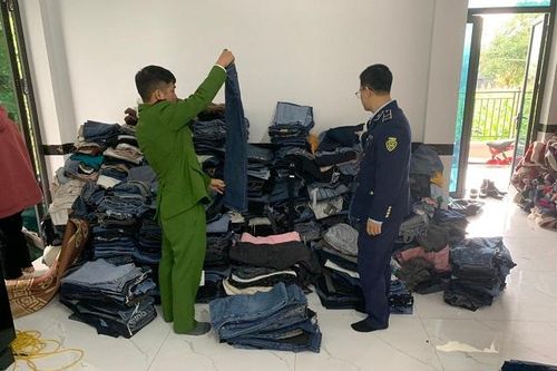 Tạm giữ 5 bao tải chứa chân váy bò nữ nhập lậu