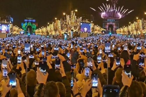 Phía sau cảnh tượng như 'Black Mirror' tại Khải Hoàn Môn