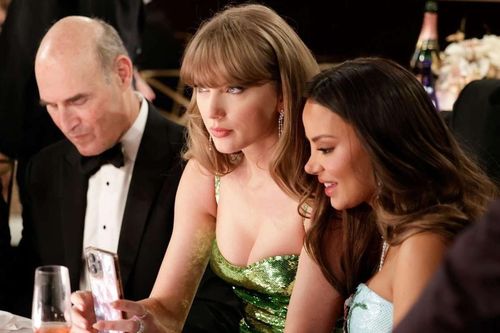 MC nói gì về màn đùa cợt khiến Taylor Swift khó chịu ở Quả cầu Vàng