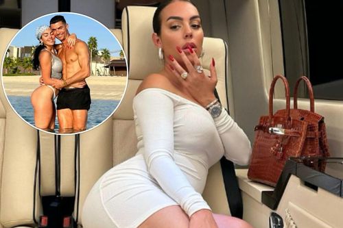 Bạn gái Ronaldo lại gây sốt