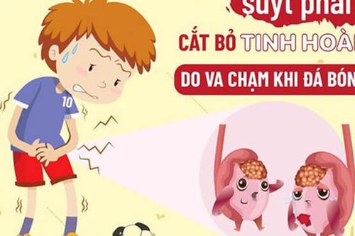 Bé trai suýt phải cắt bỏ tinh hoàn do va chạm khi đá bóng