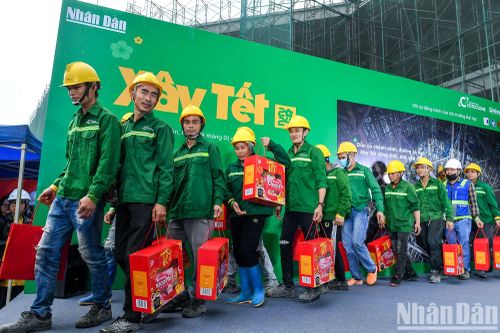 Những nụ cười hạnh phúc trên công trường giáp Tết