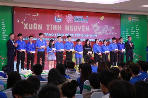 Trao tặng 300 vé xe về quê đón Tết cho sinh viên Đà Nẵng