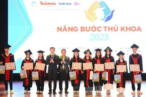 120 sinh viên nhận học bổng 'Nâng bước thủ khoa' năm 2023