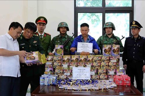 Hà Tĩnh: Bắt giữ lái xe vận chuyển 500 viên đạn và gần 1 tạ pháo hoa qua biên giới