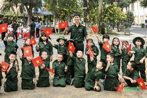 Cháu yêu các chú bộ đội