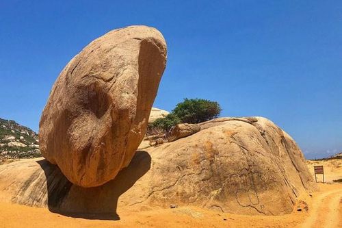 Tảng đá độc nhất vô nhị ở Việt Nam: Kích thước bằng ngôi nhà 3 tầng